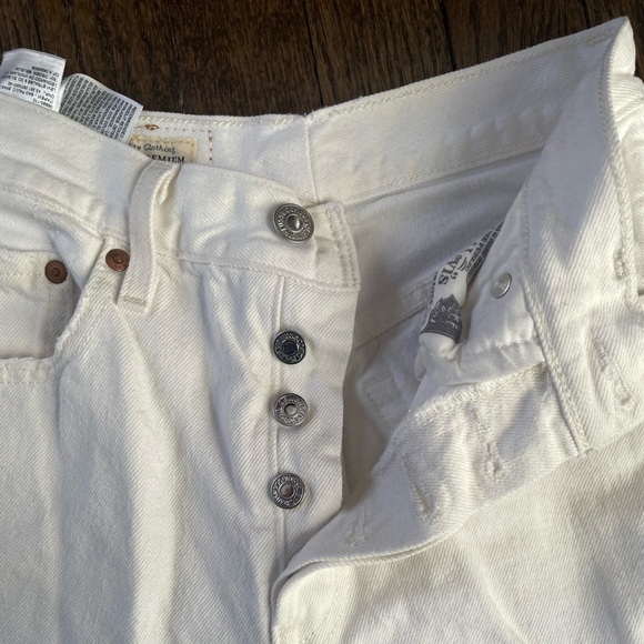 Size 25 Distressed White Levi’s - Picture 6 of 10